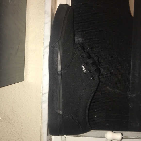 All black vans - Picture 2 of 4